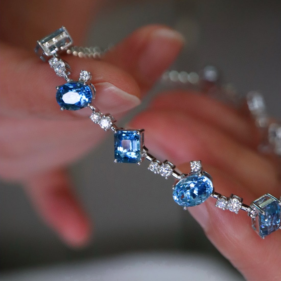 14k Gold 7.36 Ctw Natural Aquamarine & Diamond Bracelet: Ref:231054380 // gold content:14k gold // main gemstone:aquamarine // shape:multiply // carat weight:6. 67ct // color:santa maria color // treatment:natural // // adjacent gemstone 2 : diamond //