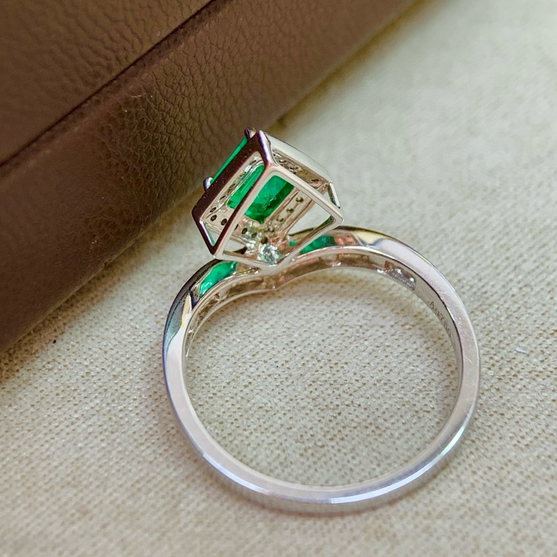 14k Gold 0.98 Ctw Vivid Green Natural Emerald & Diamond Ring - 2