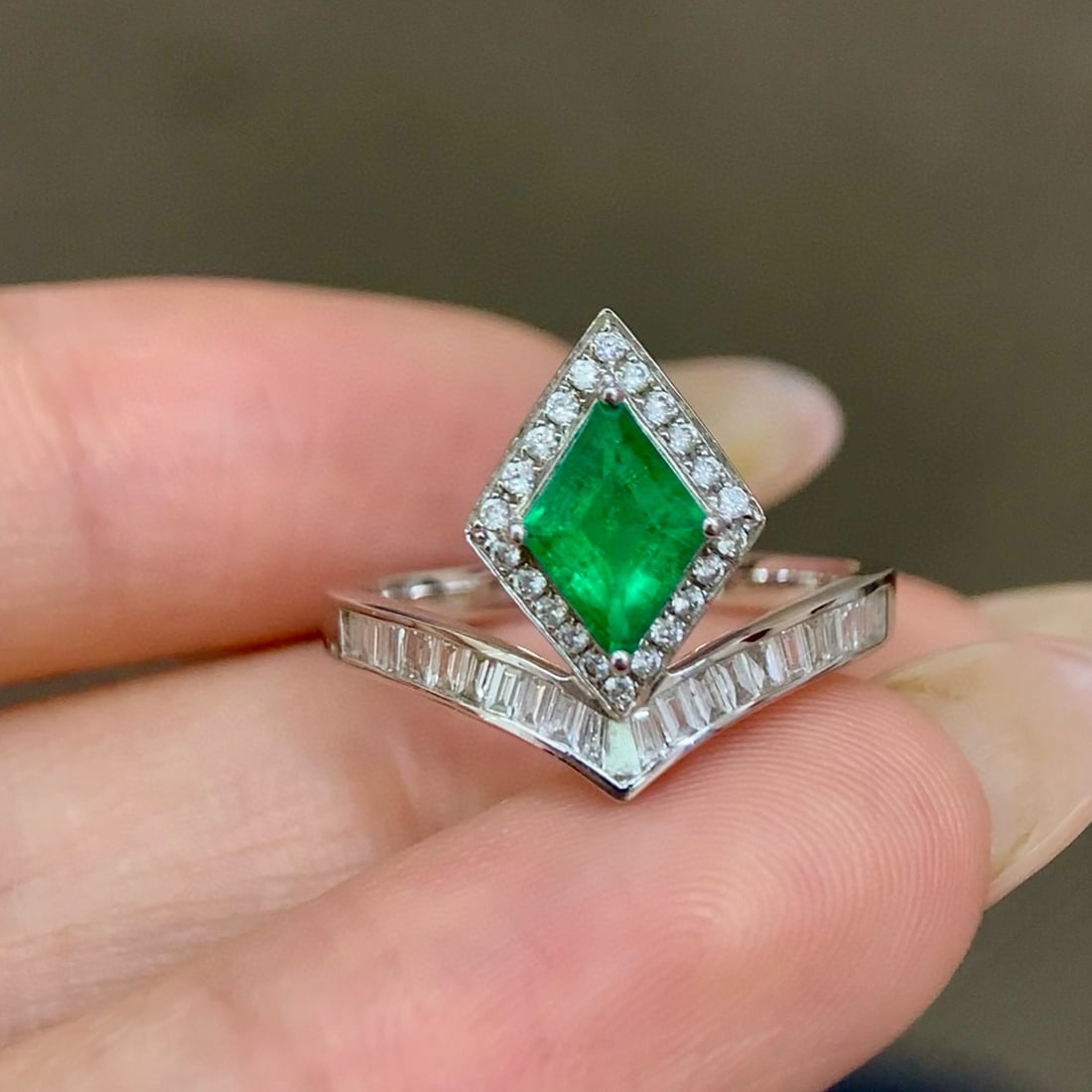 14k Gold 0.98 Ctw Vivid Green Natural Emerald & Diamond Ring - 3