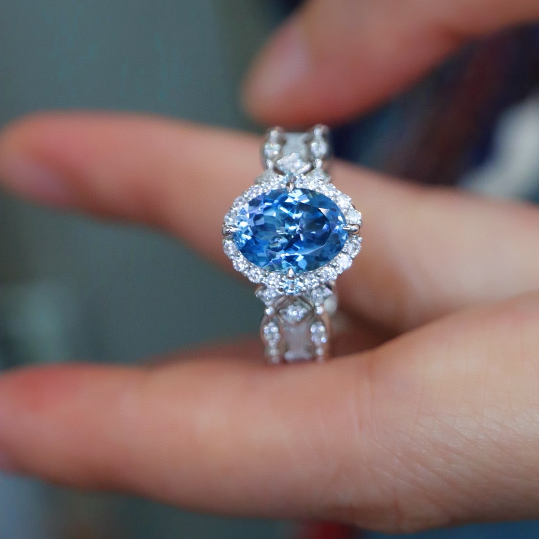 14k Gold 1.56 Ctw Natural Aquamarine & Diamond Ring: Ref:231054390 // gold content:14k gold // ring size:7. 25us // // main gemstone:aquamarine // shape:oval // carat weight:1. 21ct // color:santa maria color // treatment:natural // // adjacent gemstone
