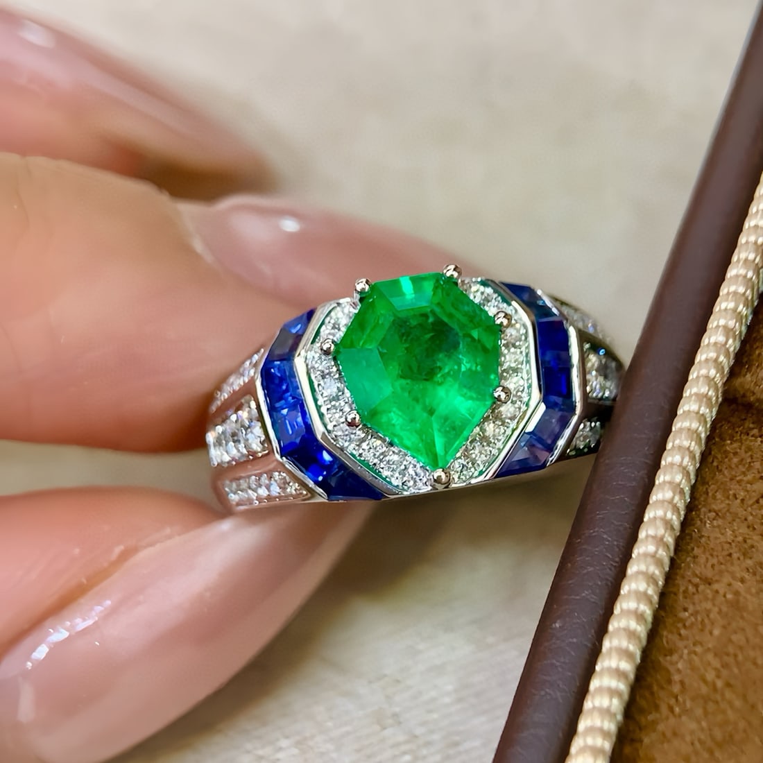 14k Gold 1.70 Ctw Vivid Green Natural Emerald & Diamond Ring - 2