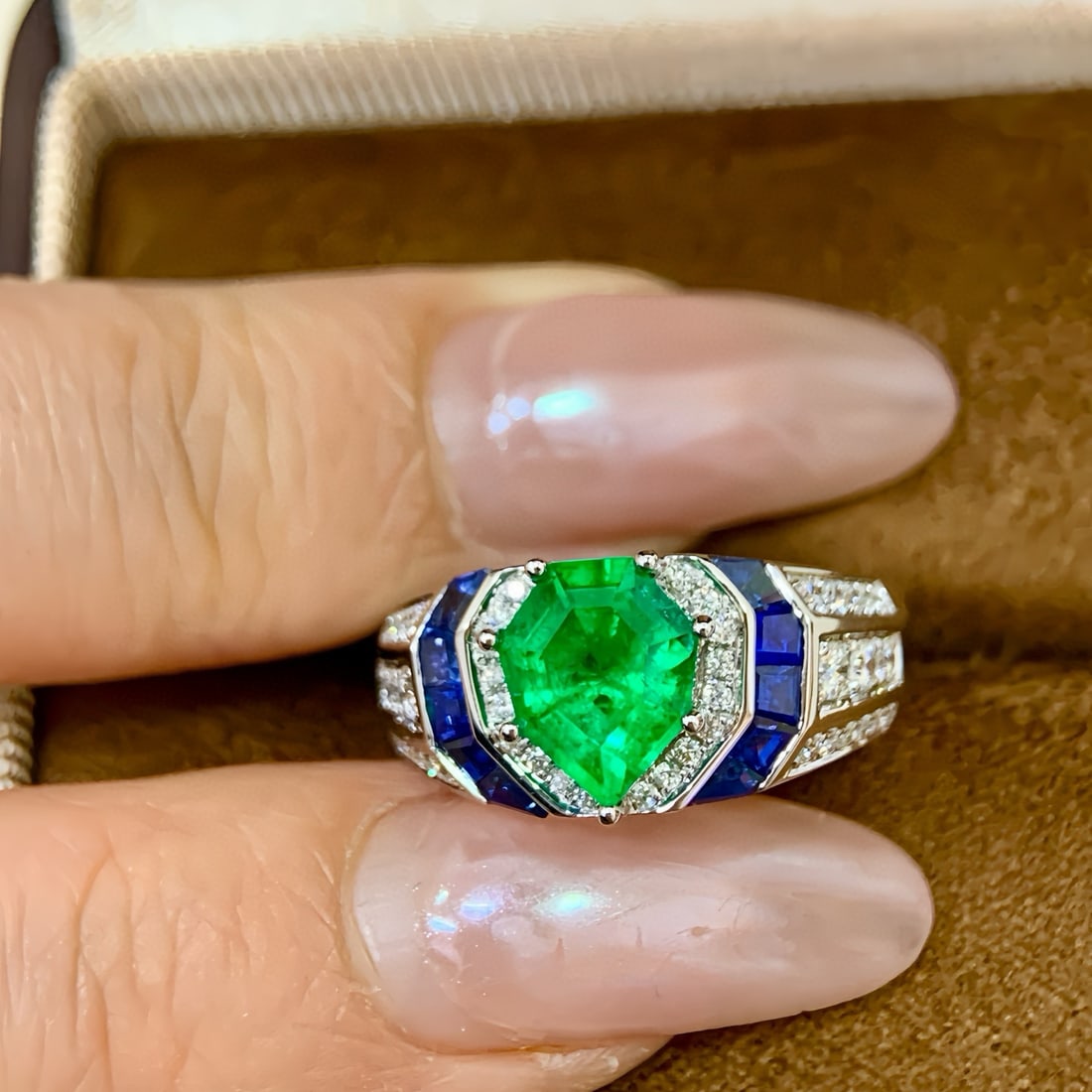 14k Gold 1.70 Ctw Vivid Green Natural Emerald & Diamond Ring - 5