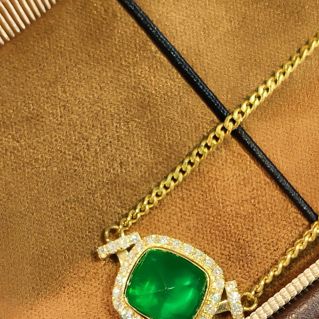 14k Gold 2.53 Ctw Vivid Green Natural Emerald & Diamond Necklace: Ref:231054402 // gold content:14k gold // main gemstone:emerald // shape:suger-loaf // carat weight:2. 23ct // color:vivid green // treatment:natural // // adjacent gemstone 2 : diamond //
