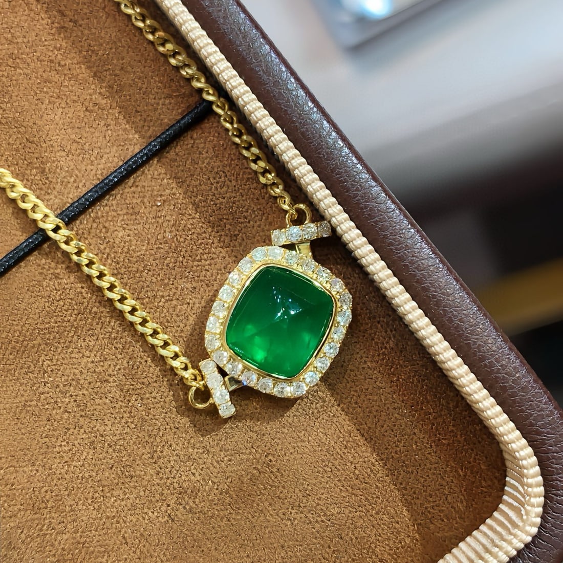 14k Gold 2.53 Ctw Vivid Green Natural Emerald & Diamond Necklace - 2