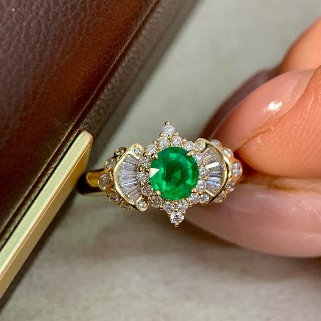 14k Gold 0.83 Ctw Vivid Green Natural Emerald & Diamond Ring - 3