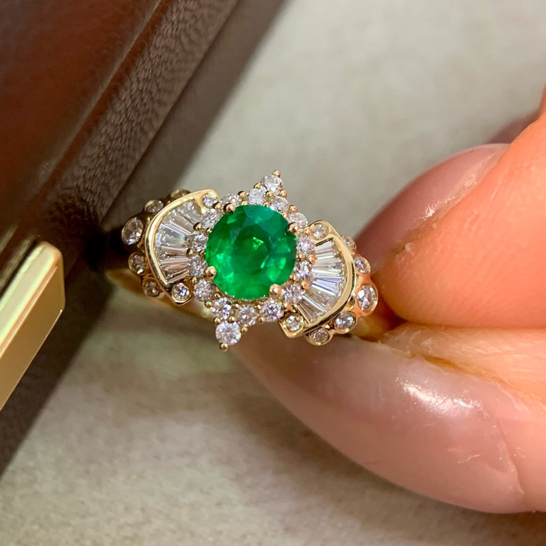 14k Gold 0.83 Ctw Vivid Green Natural Emerald & Diamond Ring - 4
