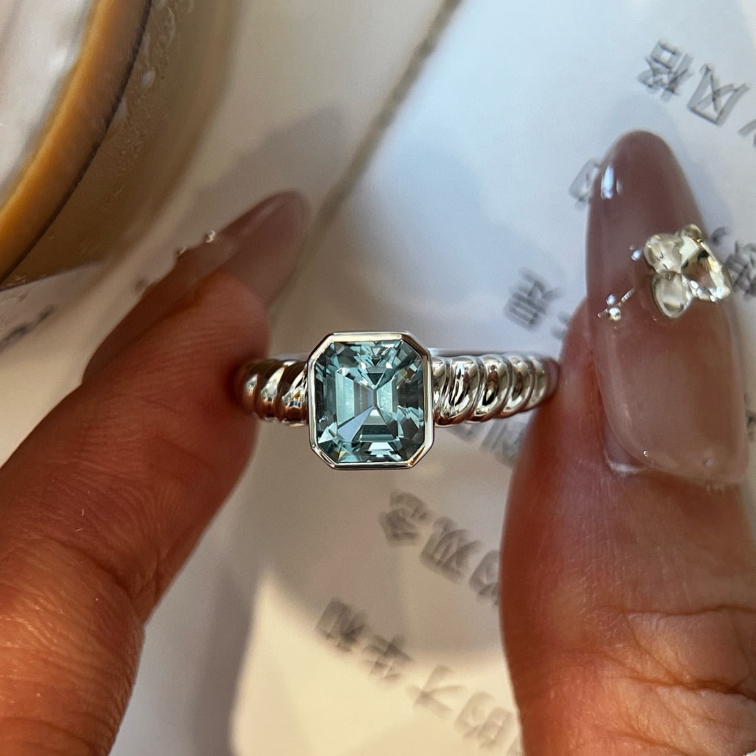 14k Gold 1.31 Ct Natural Aquamarine Ring: Ref:231054410 // gold content:14k gold // ring size:7. 25us // // main gemstone:aquamarine // shape:octagonal // carat weight:1. 31ct // color:blue // treatment:natural // Low Estimate: 2400