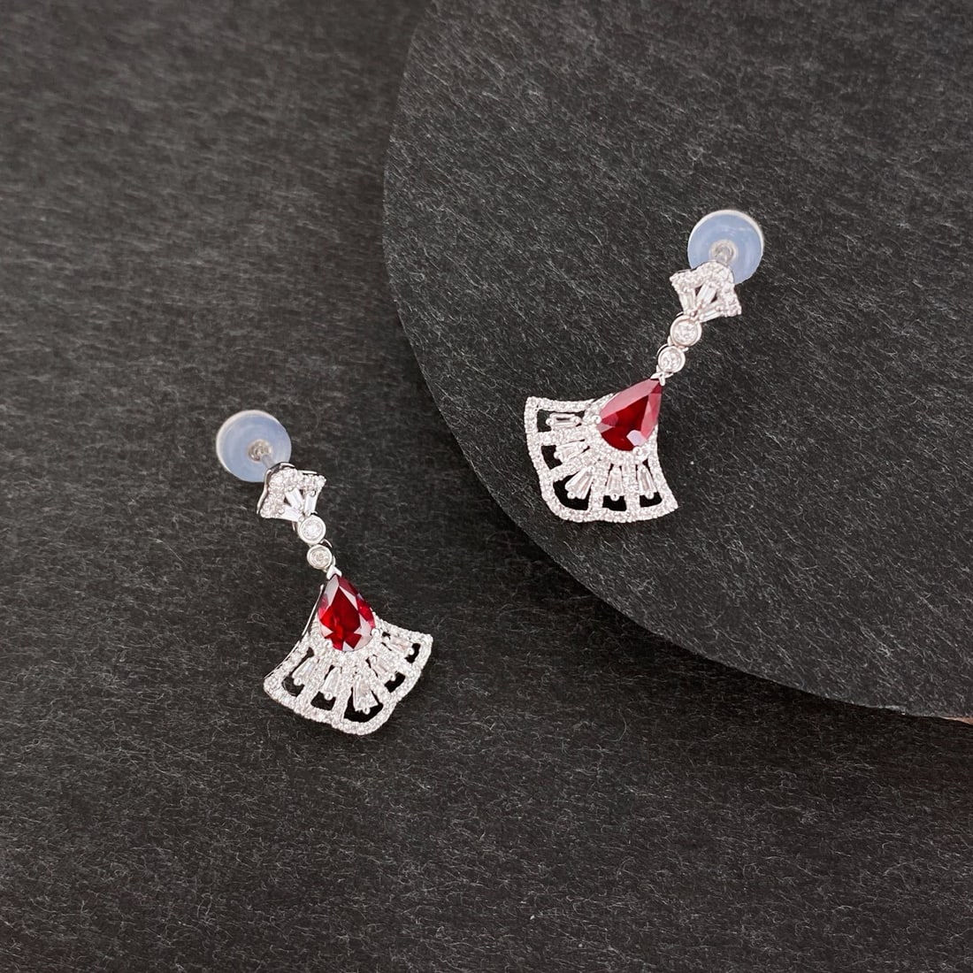 14k Gold 1.04 Ctw Vivid Red Natural Ruby & Diamond Earrings: Ref:231054416 // gold content:14k gold // main gemstone:ruby // shape:pear // carat weight:0. 69ct // color:vivid red // treatment:natural // // adjacent gemstone 2 : diamond // shape:multiply //