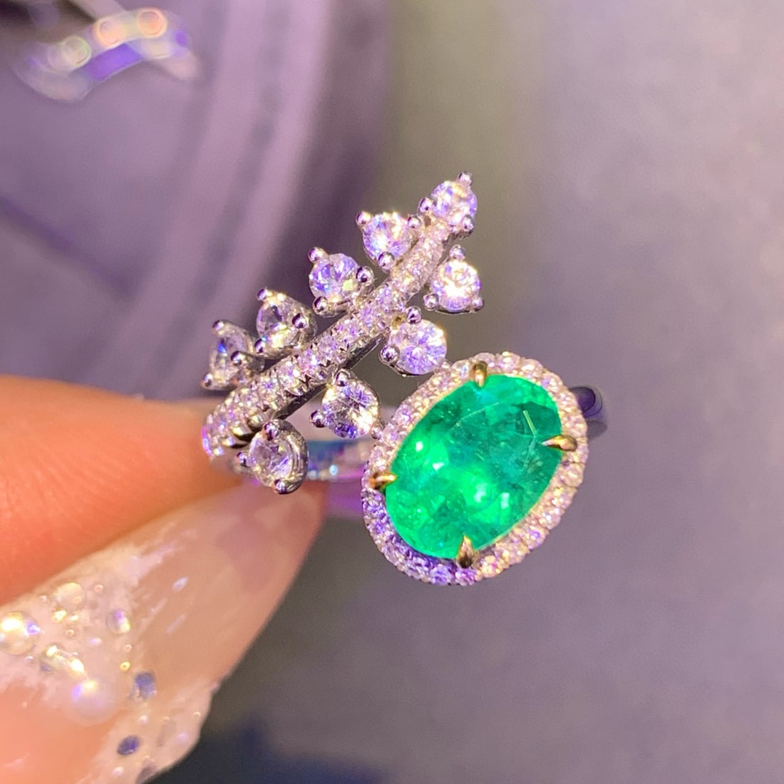 14k Gold 1.77 Ctw Vivid Green Natural Emerald & Diamond Ring: Ref:231054422 // gold content:14k gold // ring size:7. 25us // // main gemstone:emerald // shape:oval // carat weight:1. 6ct // color:vivid green // treatment:natural // // adjacent gemstone 2 : diamo