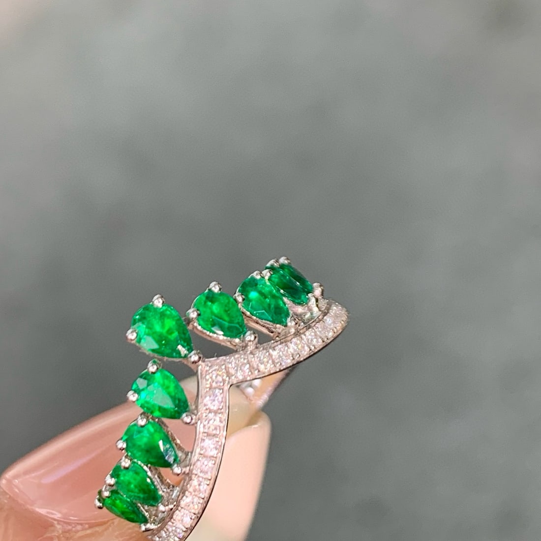 14k Gold 0.74 Ct Vivid Green Natural Emerald & Diamond Ring: Ref:231054440 // gold content:14k gold // ring size:7. 25us // // main gemstone:emerald // shape:pear // carat weight:0. 74ct // color:vivid green // treatment:natural // // adjacent gemstone 2 :
