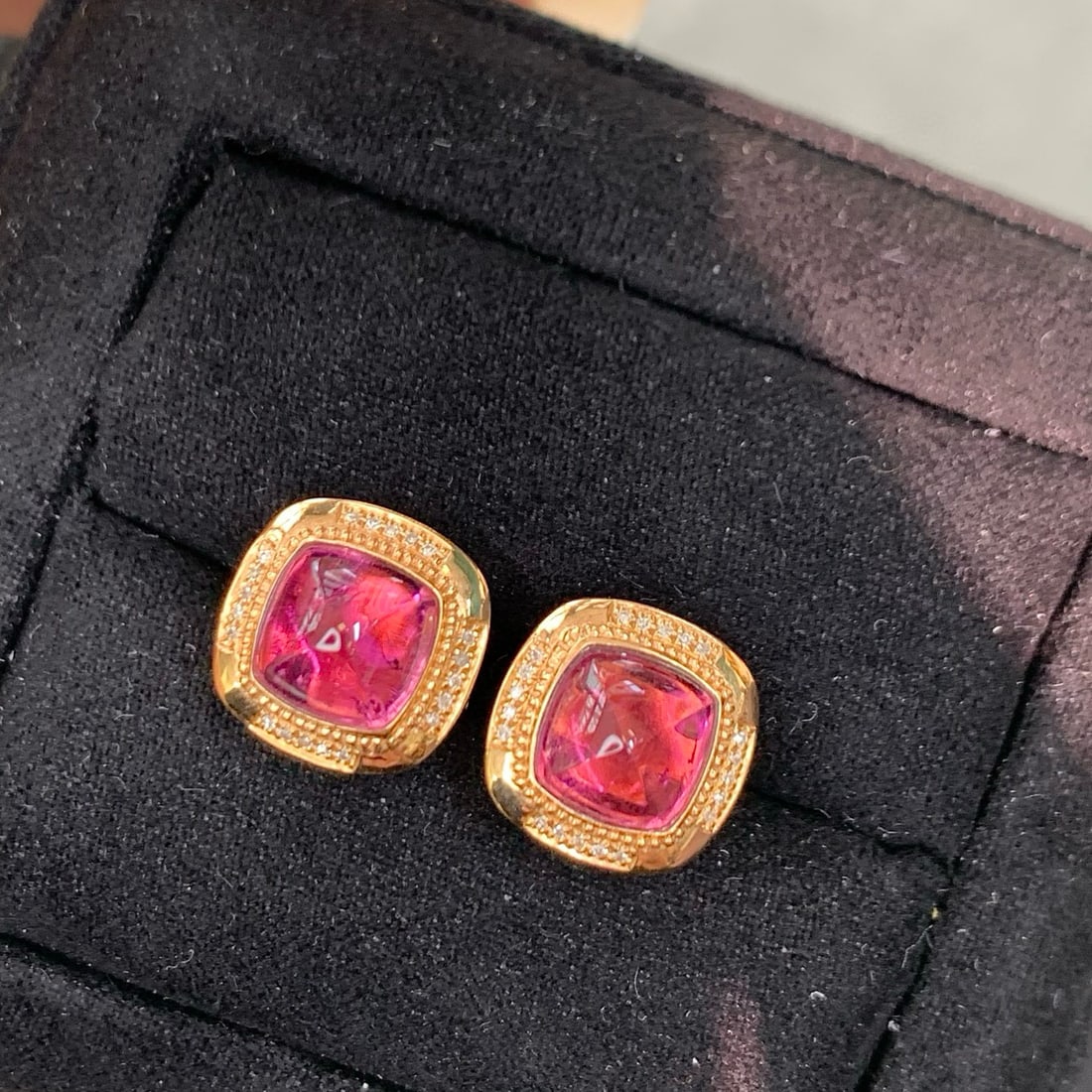 14k Gold 4.45 Ct Natural Tourmaline & Diamond Earrings: Ref:231054444 // gold content:14k gold // main gemstone:tourmaline // shape:suger-loaf // carat weight:4. 45ct // color:pink // treatment:natural // // adjacent gemstone 2 : diamond // shape:round // 