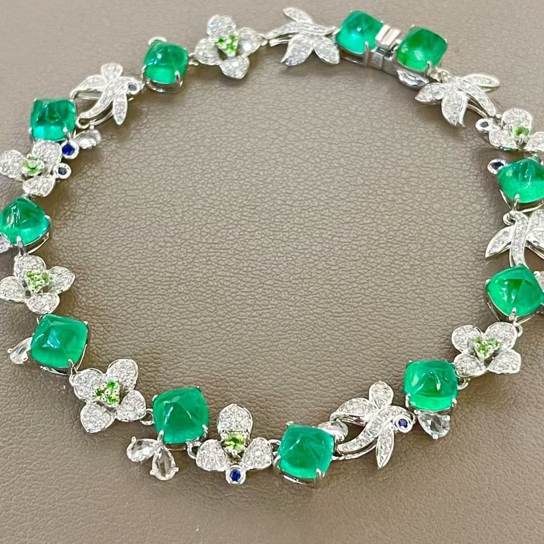 14k Gold 9.6 Ctw Natural Emerald & Diamond Bracelet: Ref:231055022 // gold content:14k gold // main gemstone:emerald // shape:sugar-loaf // carat weight:8. 6ct // color:green // treatment:natural // // adjacent gemstone 2 : diamond // shape:round // car