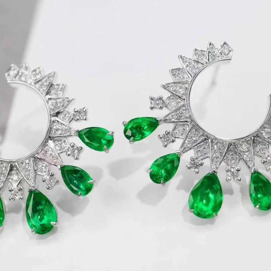 14k Gold 3.00 Ctw Vivid Green Natural Emerald & Diamond Earrings: Ref:231055023 // gold content:14k gold // main gemstone:emerald // shape:pear // carat weight:2. 5ct // color:vivid green // treatment:natural // // adjacent gemstone 2 : diamond // shape:round // car