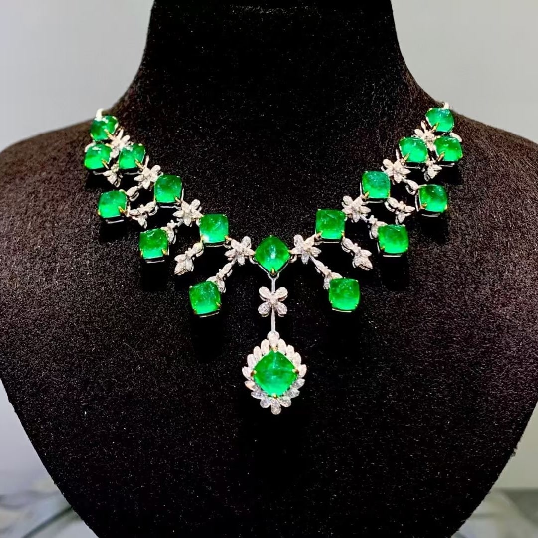 14k Gold 12 Ct Vivid Green Natural Emerald & Diamond Necklace: Ref:231055029 // gold content:14k gold // main gemstone:emerald // shape:sugar-loaf // carat weight:12ct // color:vivid green // treatment:natural // // adjacent gemstone 2 : diamond // shape:round //