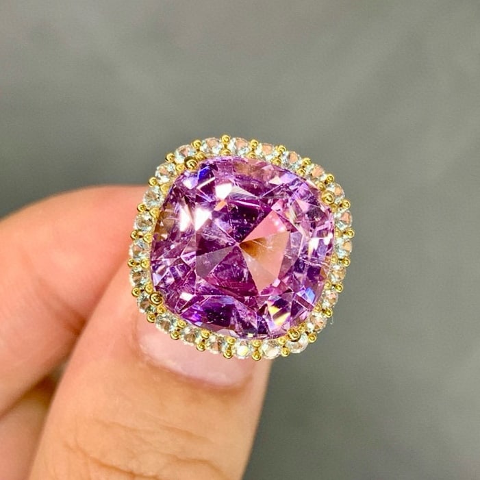 14k Gold 15.78 Ctw Natural Kunzite & Spinel Ring: Ref:231055054 // gold content:14k gold // ring size:7. 25us // // main gemstone:kunzite // shape:cushion // carat weight:14. 77ct // color:purple // treatment:natural // // adjacent gemstone 2 :