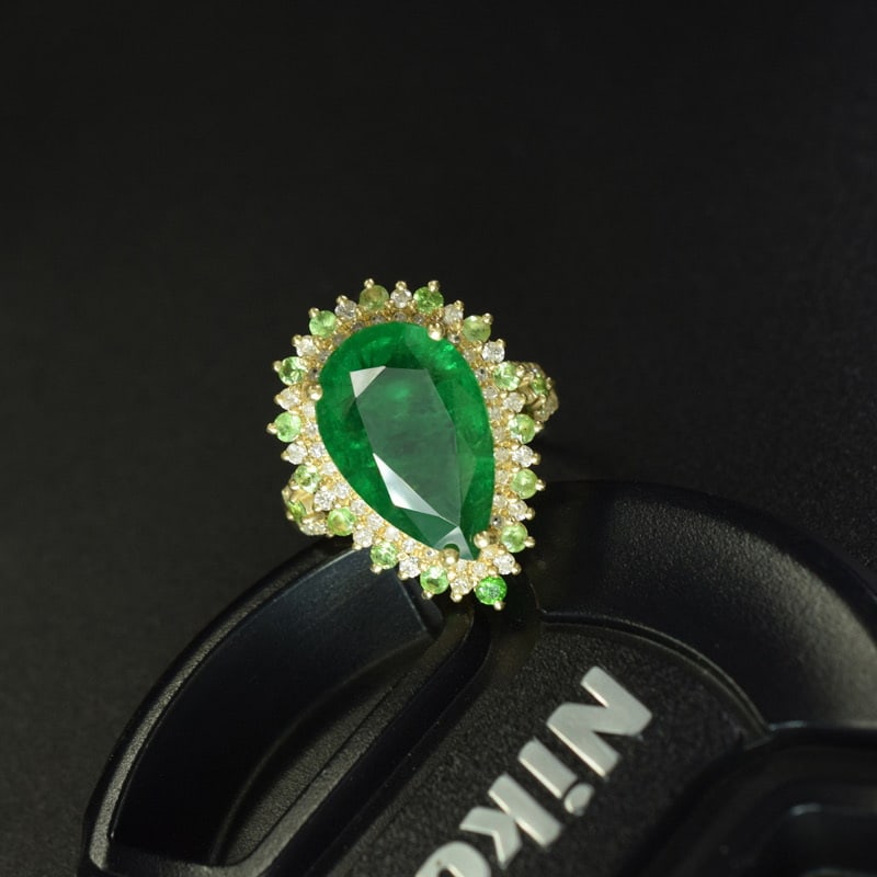 14k Gold 5.49 Ctw Vivid Green Natural Emerald & Diamond Ring: Ref:231055100 // gold content:14k gold // ring size:7. 25us // // main gemstone:emerald // shape:pear // carat weight:5. 08ct // color:vivid green // treatment:natural // // adjacent gemstone 2 : diam