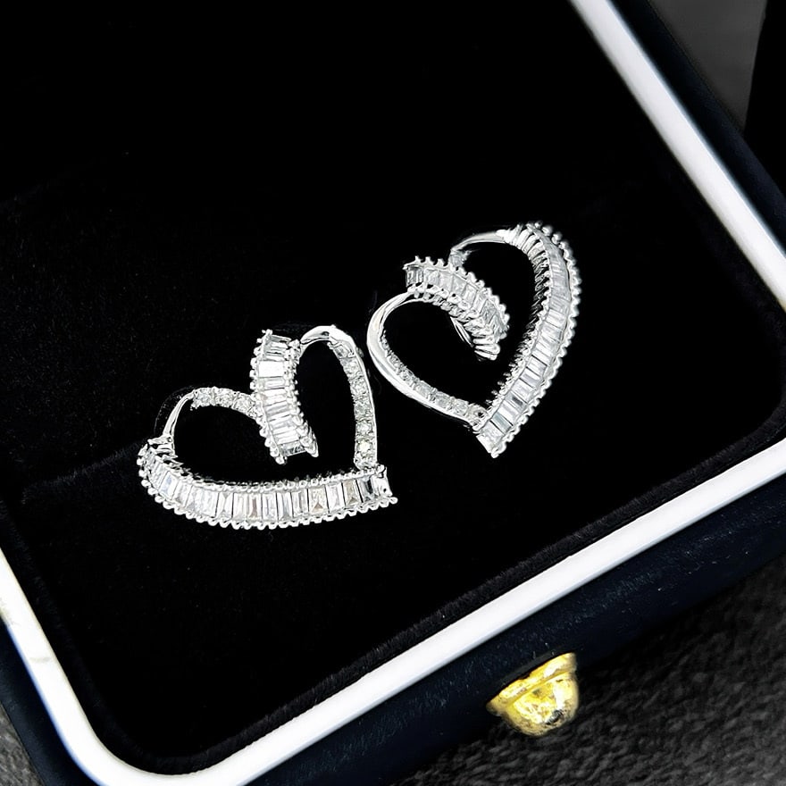 14k Gold 0.6 Ct Natural H Diamond Earrings: Ref:231055111 // gold content:14k gold // main gemstone:diamond // shape:multiply // carat weight:0. 6ct // clarity grade:vs-si // color:h // treatment:natural // Condition: New Low Estimate: 3300.00