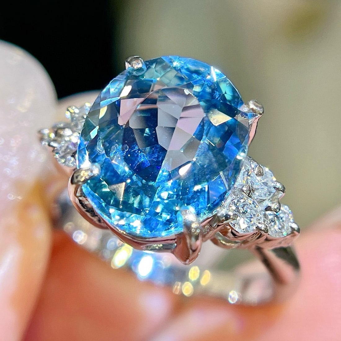 14k Gold 4.54 Ctw Natural Aquamarine & Diamond Ring: Ref:231055126 // gold content:14k gold // ring size:7. 25us // // main gemstone:aquamarine // shape:oval // carat weight:4. 34ct // color:santa maria color // treatment:natural // // adjacent gemstone