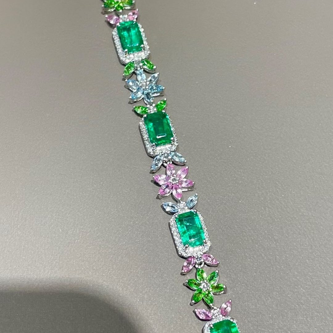 14k Gold 4.5 Ct Vivid Green Natural Emerald & Diamond Bracelet - 2