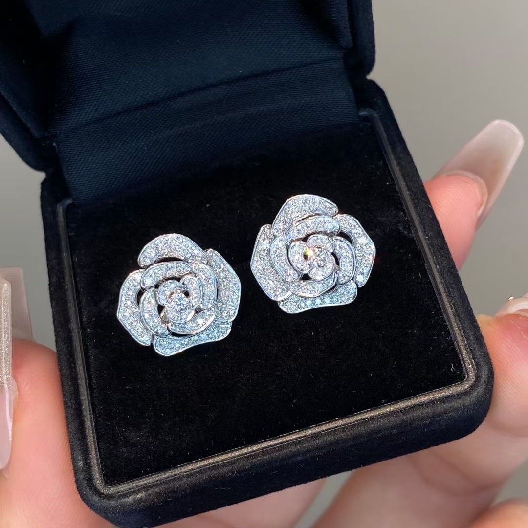 14k Gold 1 Ct Natural H Diamond & Flowers Earrings: Ref:231055148 // gold content:14k gold // main gemstone:diamond // shape:round // carat weight:1ct // clarity grade:vs-si // color:h // treatment:natural // cut grade:g // Condition: New Low