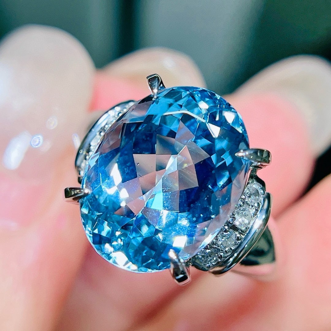 14k Gold 6.70 Ctw Natural Aquamarine & Diamond Ring: Ref:231055169 // gold content:14k gold // ring size:7. 25us // // main gemstone:aquamarine // shape:oval // carat weight:6. 58ct // color:santa maria color // treatment:natural // // adjacent gemstone