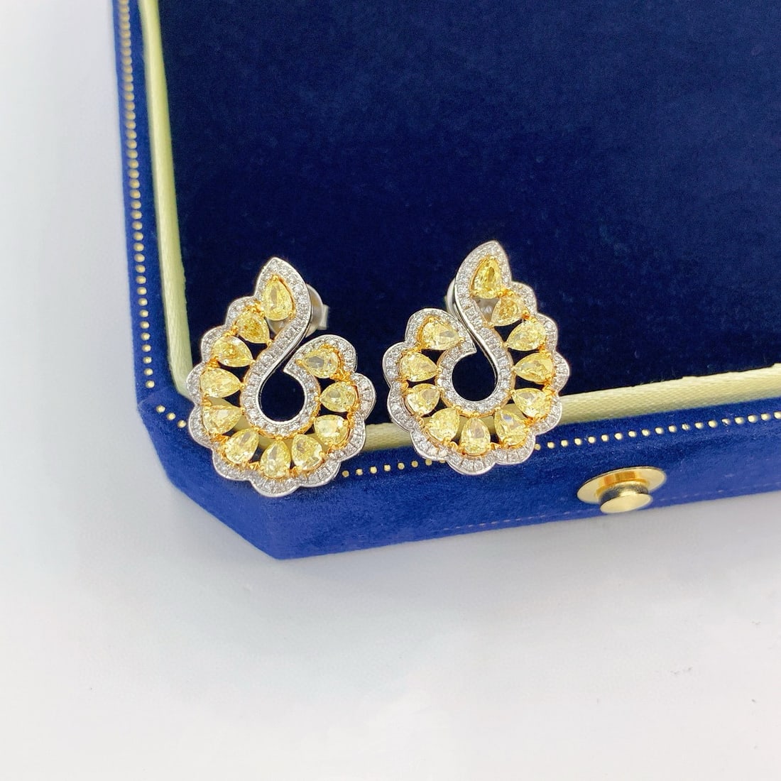 14k Gold 1.78 Ctw Natural Yellow Diamond & Diamond Earrings: Ref:231055192 // gold content:14k gold // main gemstone:yellow diamond // shape:pear // carat weight:1. 54ct // color:yellow // treatment:natural // // adjacent gemstone 2 : diamond // shape:round // 