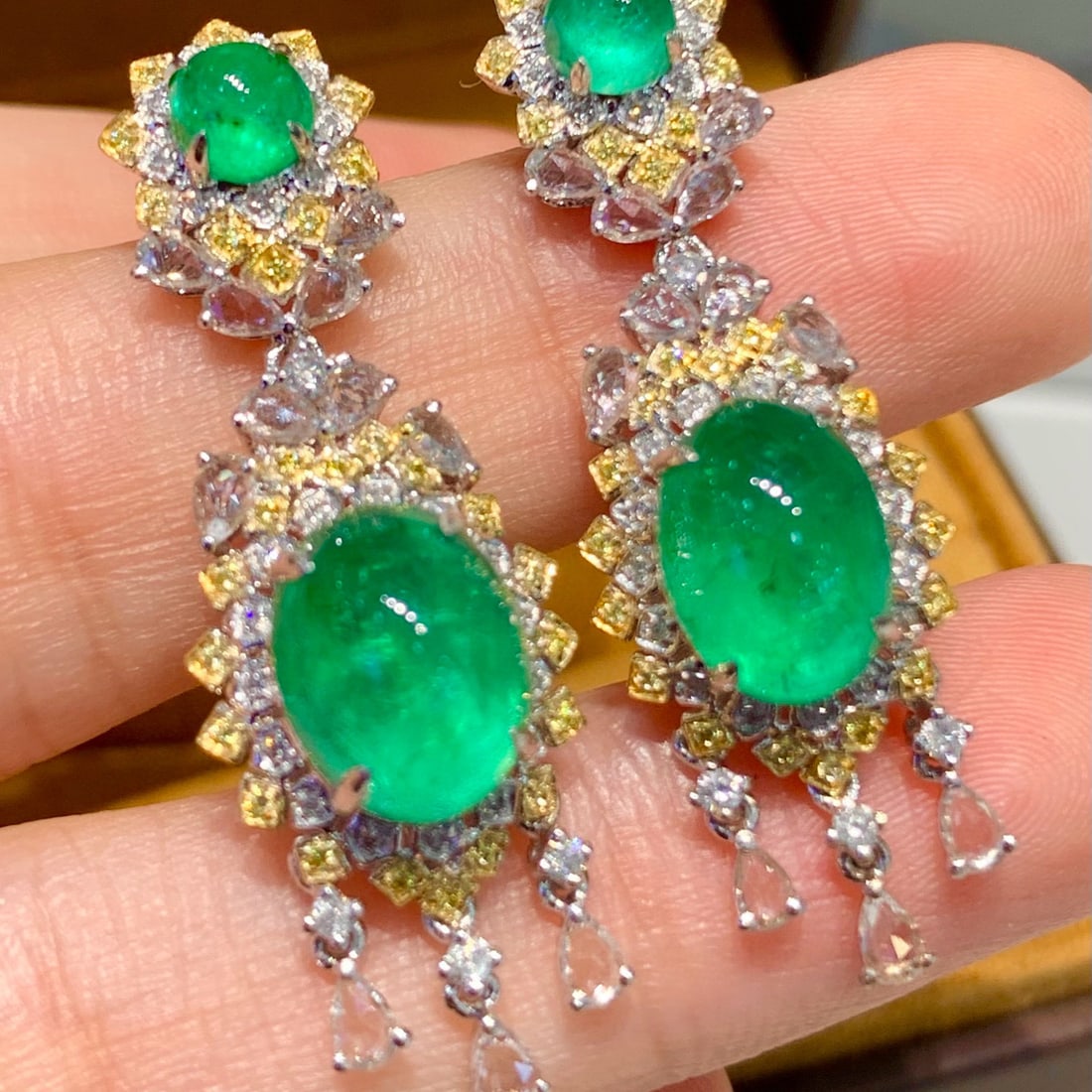 14k Gold 5.12 Ct Vivid Green Natural Emerald & Diamond Bracelet - 3