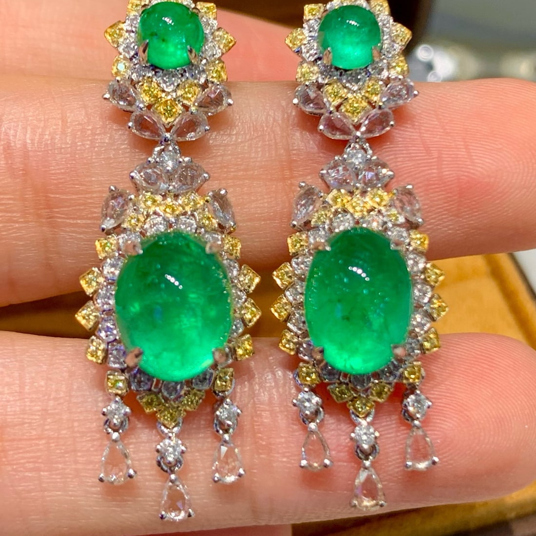 14k Gold 5.12 Ct Vivid Green Natural Emerald & Diamond Bracelet - 4