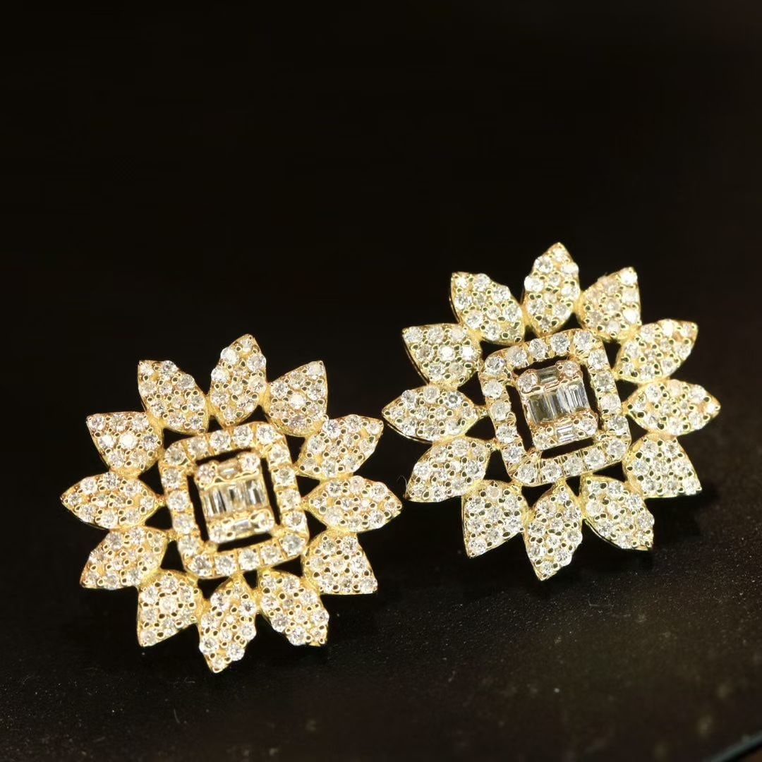 14k Gold 0.76 Ct Natural H Diamond Earrings: Ref:231055239 // gold content:14k gold // main gemstone:diamond // shape:multiply // carat weight:0. 76ct // clarity grade:vs-si // color:h // treatment:natural // Condition: New Low Estimate: