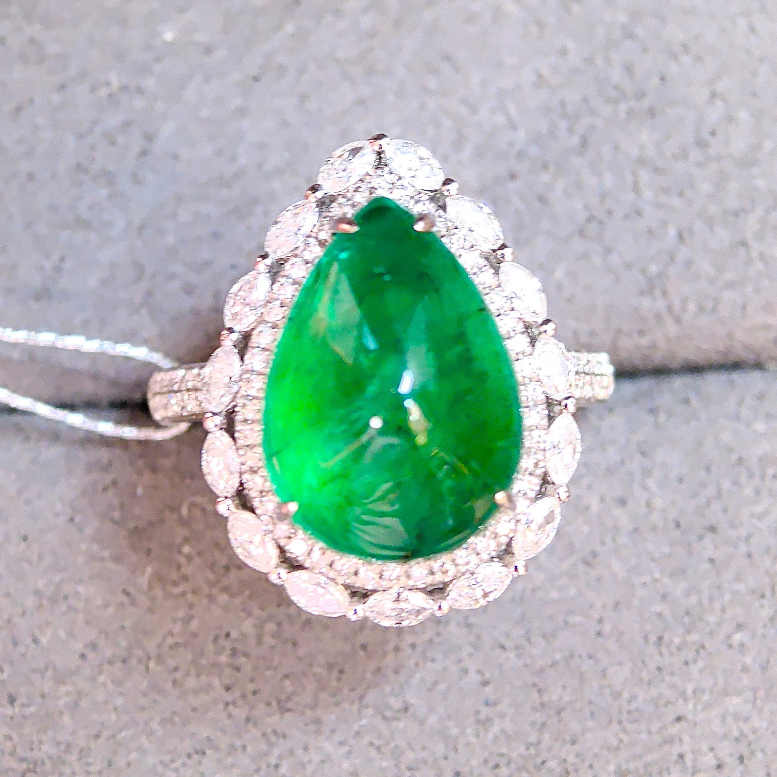 14k Gold 8.34 Ctw Vivid Green Natural Emerald & Diamond Ring - 2