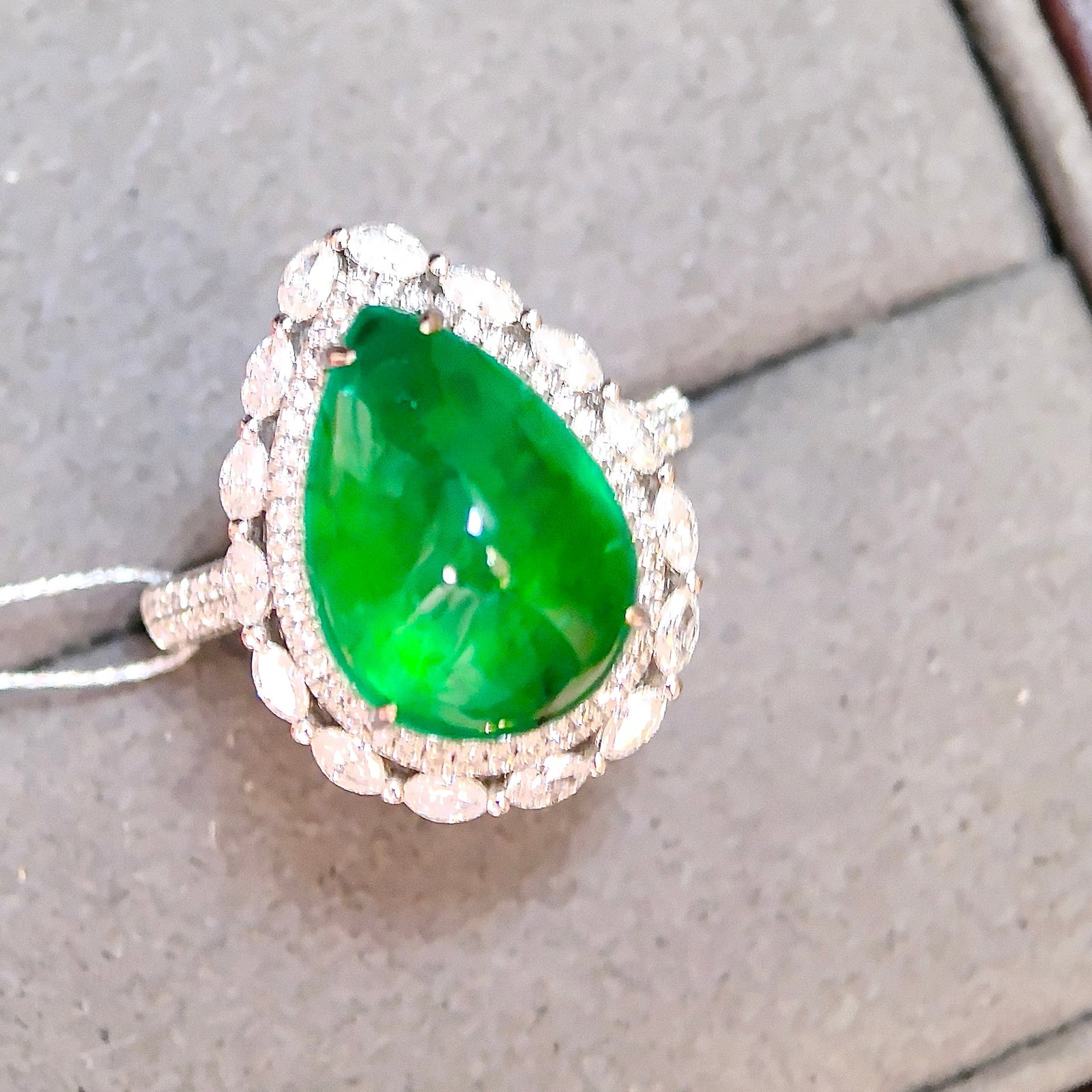 14k Gold 8.34 Ctw Vivid Green Natural Emerald & Diamond Ring - 3