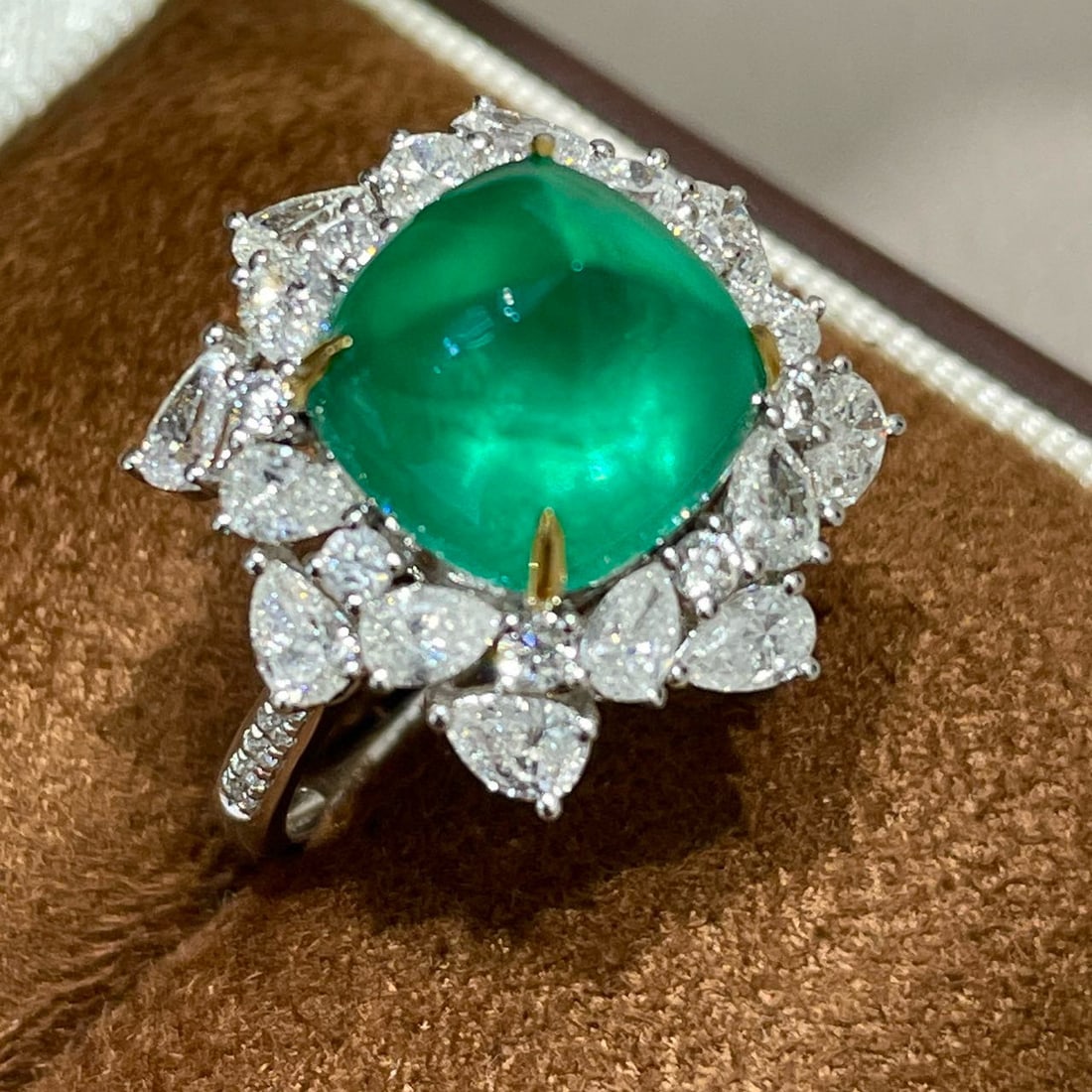 14k Gold 5.65 Ct Natural Emerald & Diamond Ring - 4