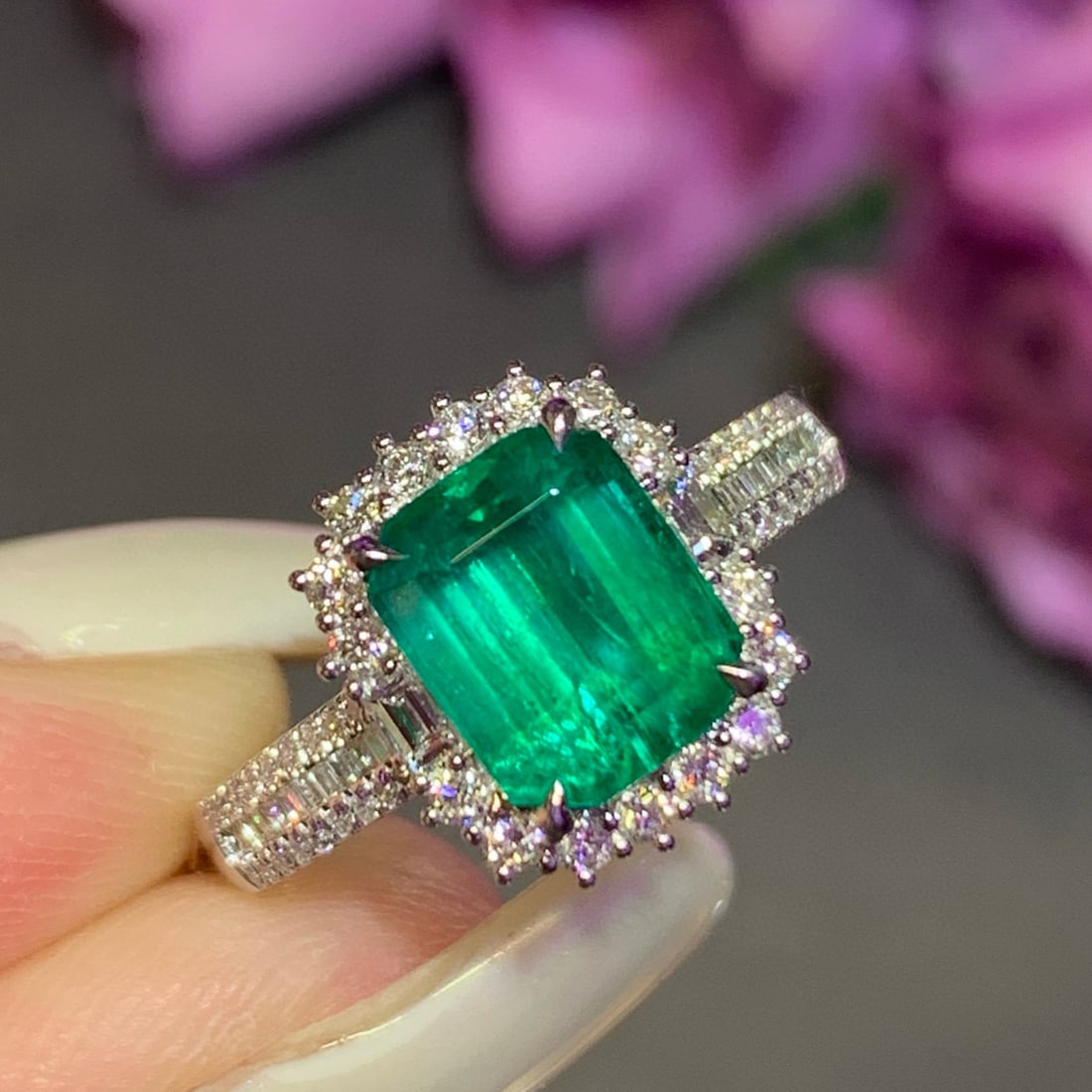 14k Gold 2.99 Ctw Vivid Green Natural Emerald & Diamond Ring: Ref:231056112 // gold content:14k gold // ring size:7. 25us // // main gemstone:emerald // shape:octagonal // carat weight:2. 52ct // color:vivid green // treatment:natural // // adjacent gemstone 2 :