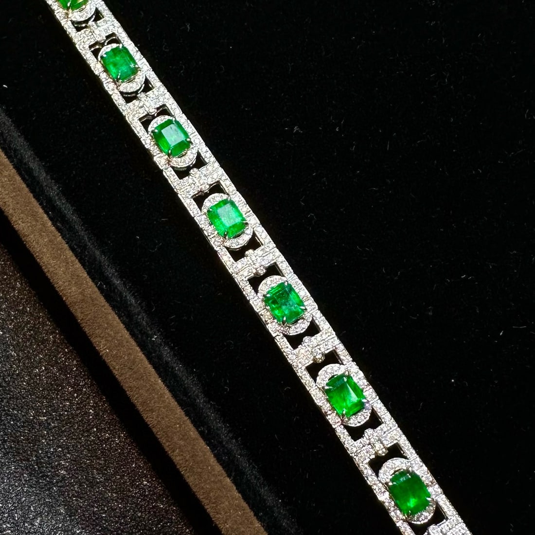 14k Gold 7.27 Ctw Vivid Green Natural Emerald & Diamond Bracelet: Ref:231056166 // gold content:14k gold // main gemstone:emerald // shape:octagonal // carat weight:5. 08ct // color:vivid green // treatment:natural // // adjacent gemstone 2 : diamond // shape:round
