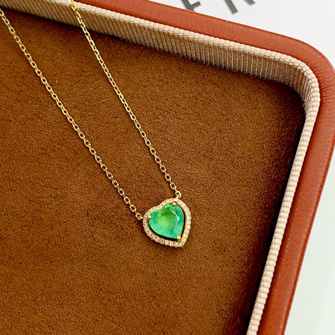 14k Gold 0.65 Ct Natural Emerald & Diamond Necklace: Ref:231056173 // gold content:14k gold // main gemstone:emerald // shape:heart // carat weight:0. 65ct // color:green // treatment:natural // // adjacent gemstone 2 : diamond // number of stones:30 //