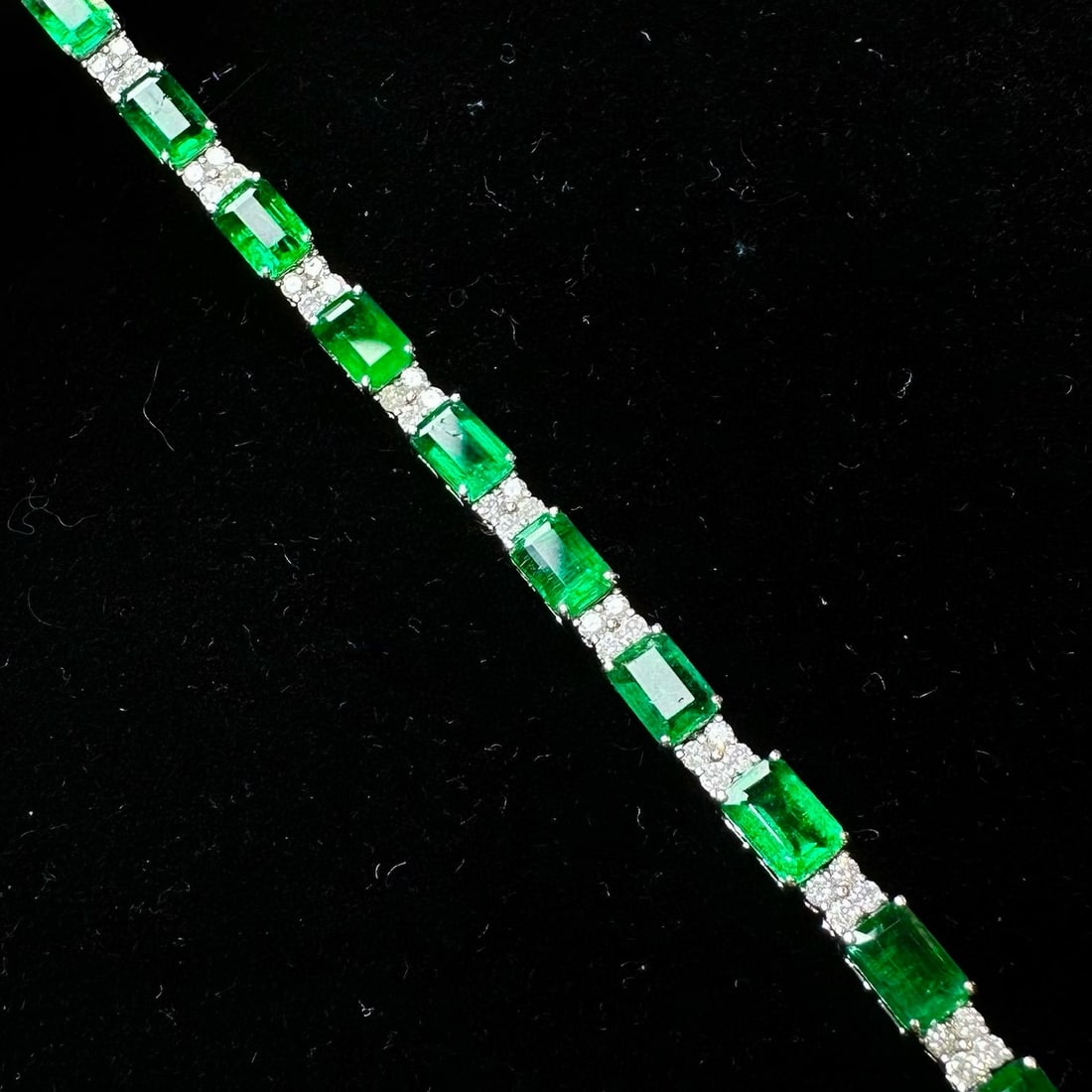 14k Gold 10.77 Ctw Vivid Green Natural Emerald & Diamond Bracelet: Ref:231056178 // gold content:14k gold // main gemstone:emerald // shape:octagonal // carat weight:9. 01ct // color:vivid green // treatment:natural // // adjacent gemstone 2 : diamond // shape:round
