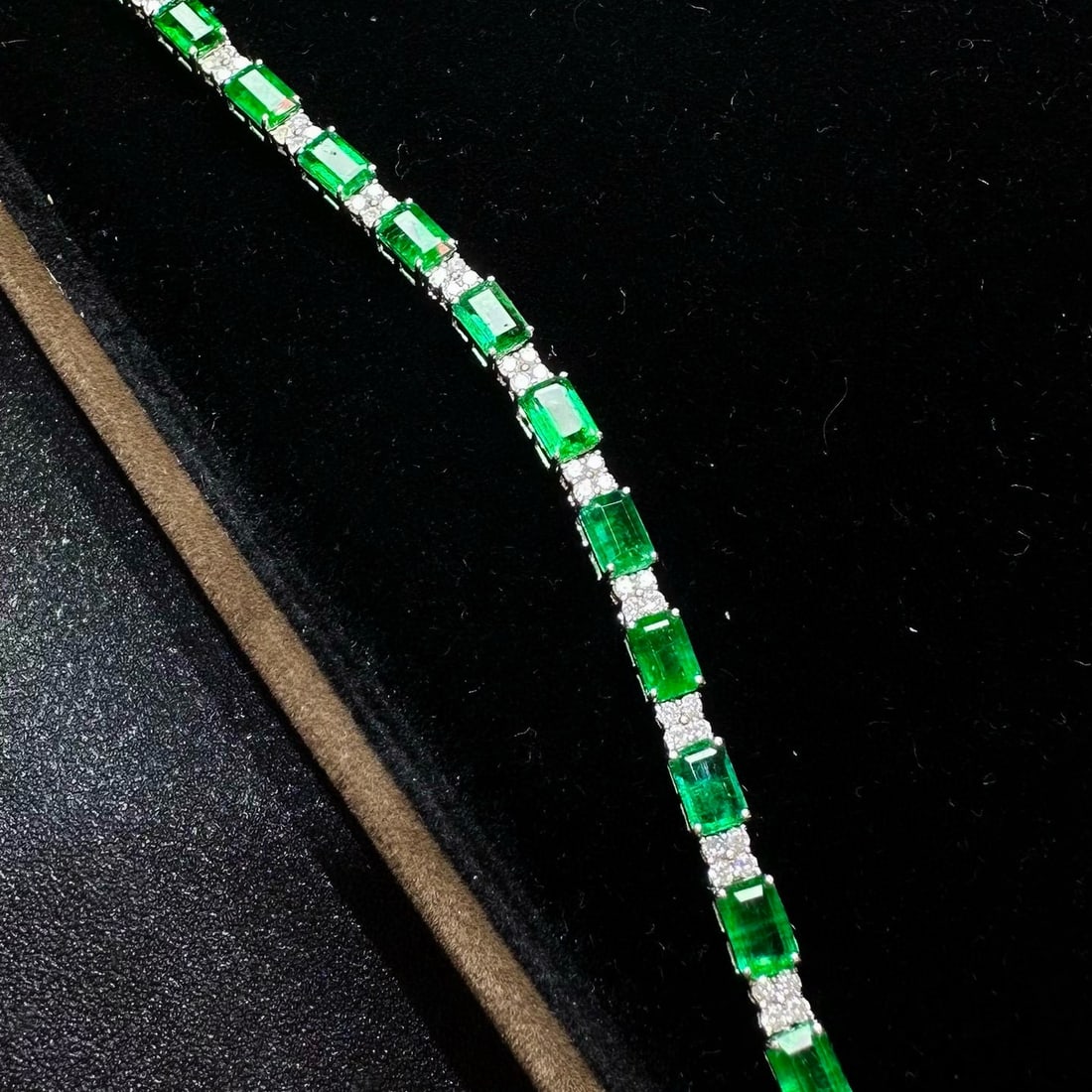 14k Gold 10.77 Ctw Vivid Green Natural Emerald & Diamond Bracelet - 2