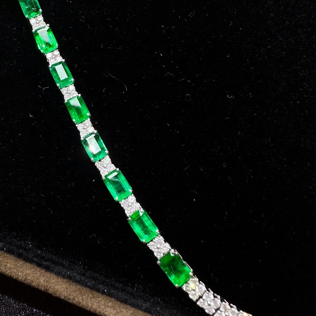 14k Gold 10.77 Ctw Vivid Green Natural Emerald & Diamond Bracelet - 3