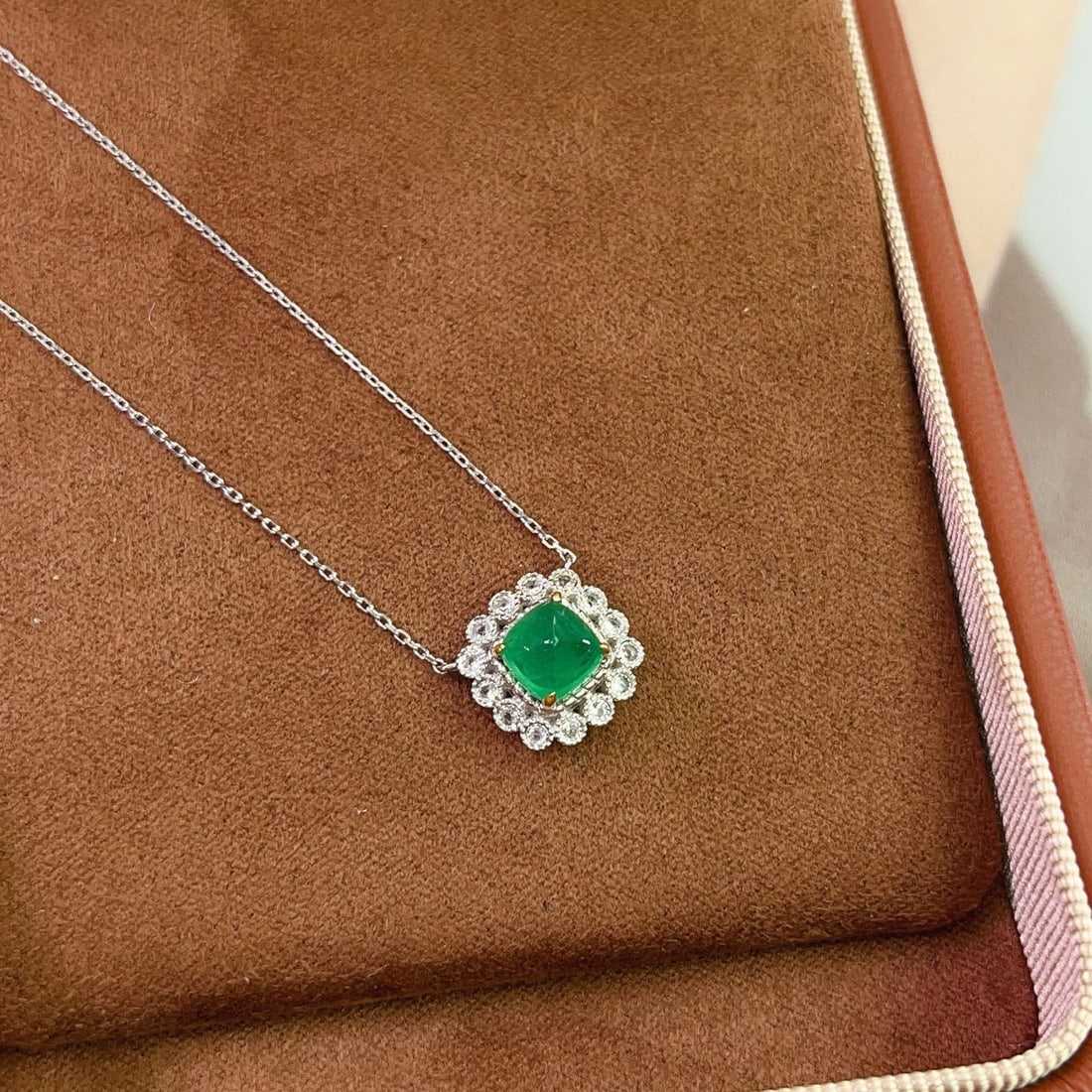 14k Gold 0.90 Ct Natural Emerald & Sapphire Necklace: Ref:231056181 // gold content:14k gold // main gemstone:emerald // shape:sugar-loaf // carat weight:0. 90ct // color:green // treatment:natural // // adjacent gemstone 2 : sapphire // number of