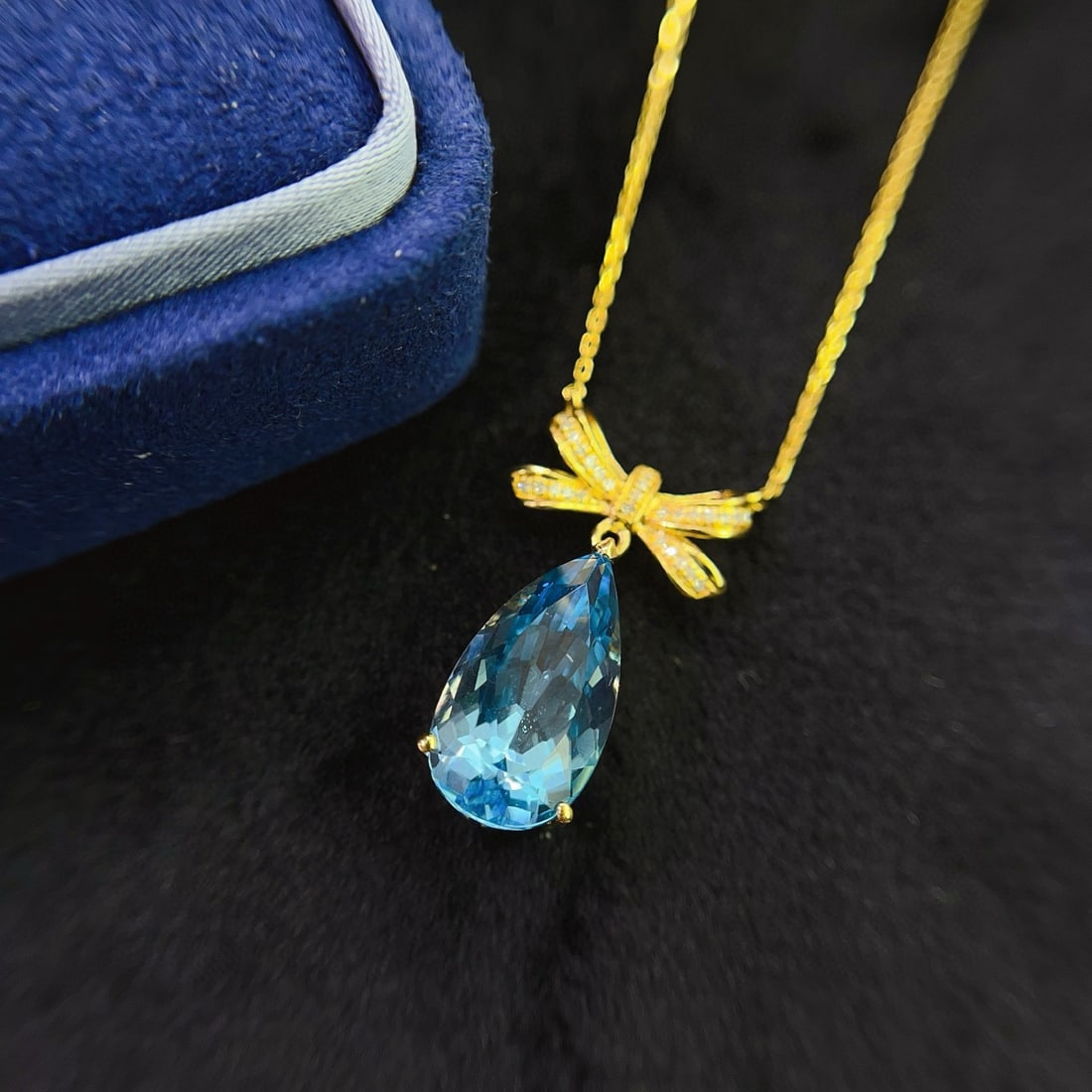 14k Gold 5.50 Ct Natural Topaz & Diamond Necklace: Ref:231056185 // gold content:14k gold // main gemstone:topaz // shape:pear // carat weight:5. 50ct // color:blue // treatment:natural // // adjacent gemstone 2 : diamond // number of stones:28 //
