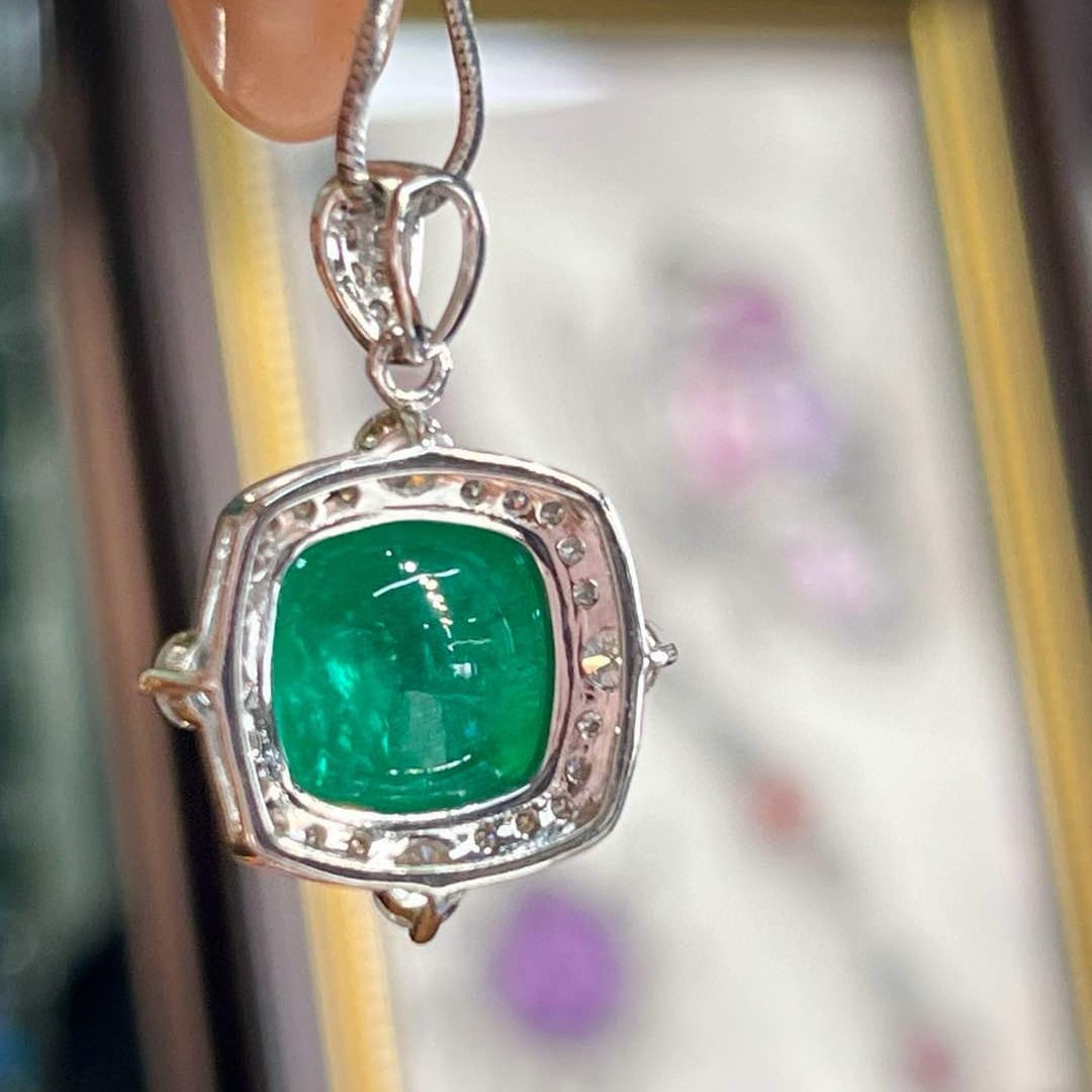 14k Gold 5.40 Ctw Natural Emerald & Diamond Pendant( Without Chain ): Ref:231056197 // gold content:14k gold // main gemstone:emerald // shape:sugar-loaf // carat weight:4. 75ct // color:green // treatment:natural // // adjacent gemstone 2 : diamond // shape:round // ca