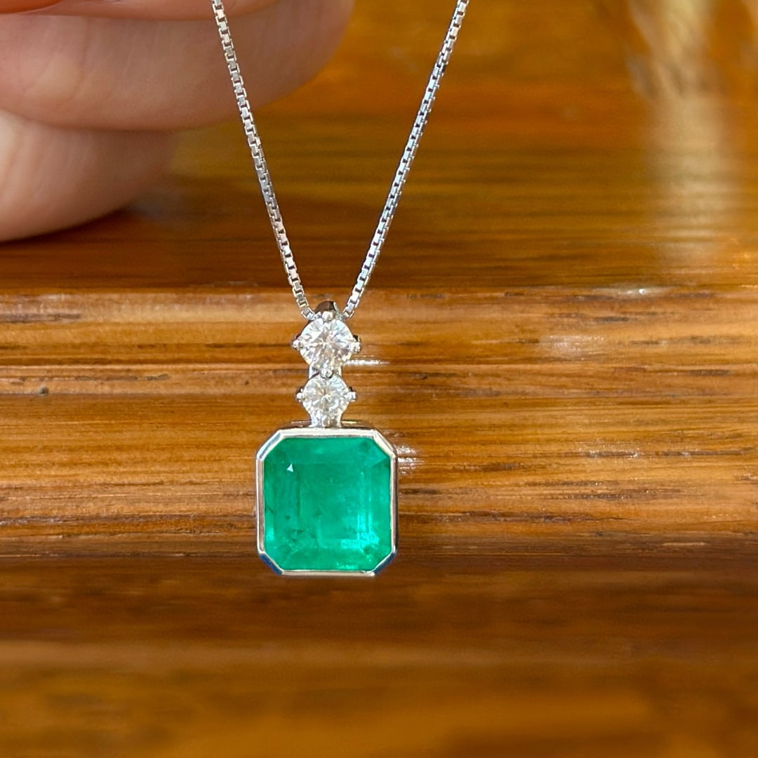 14k Gold 3.88 Ctw Natural Emerald & Diamond Pendant( Without Chain ): Ref:231056201 // gold content:14k gold // main gemstone:emerald // shape:octagonal // carat weight:3. 62ct // color:green // treatment:natural // // adjacent gemstone 2 : diamond // shape:round // car