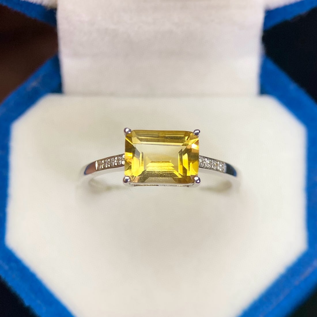 14k Gold 1.4 Ct Natural Citrine & Diamond Ring: Ref:231056212 // gold content:14k gold // ring size:7. 25us // // main gemstone:citrine // shape:octagonal // carat weight:1. 4ct // color:yellow // treatment:natural // // adjacent gemstone 2 :