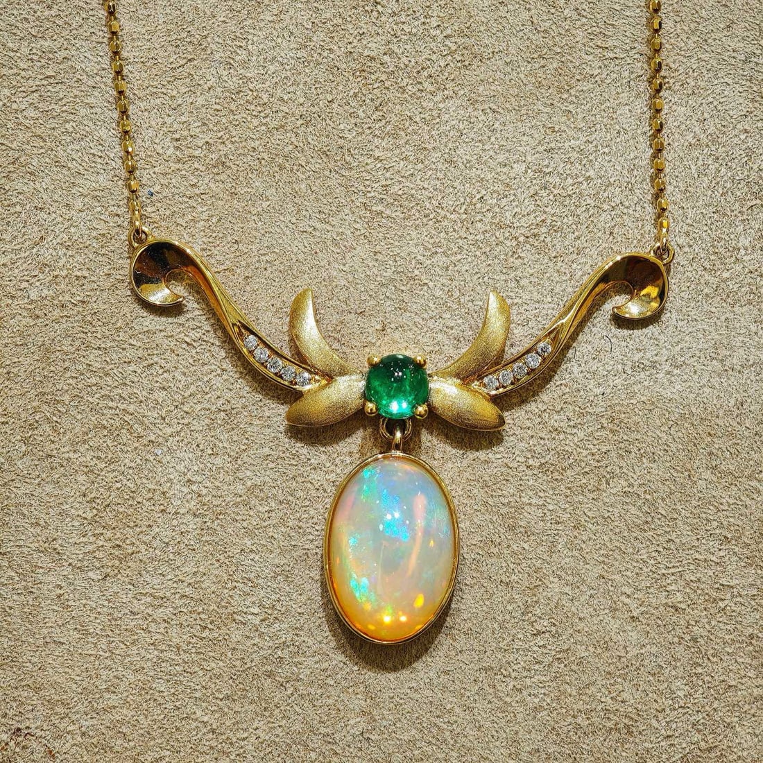 14k Gold 1.87 Ctw Natural Opal & Diamond Necklace: Ref:231056218 // gold content:14k gold // main gemstone:opal // shape:oval // carat weight:1. 83ct // color:color // treatment:natural // // adjacent gemstone 2 : diamond // shape:round // carat