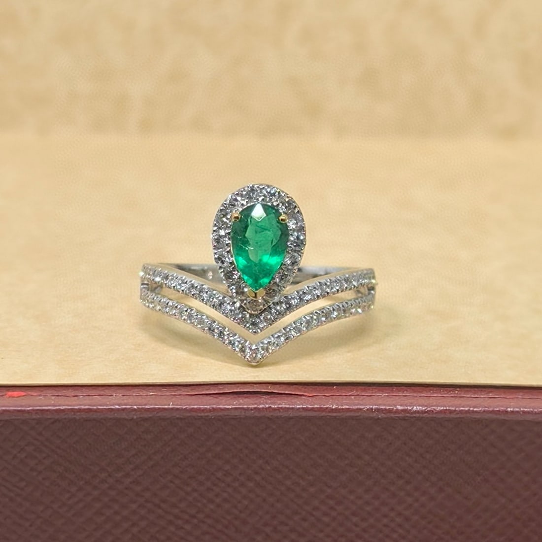 14k Gold 1.15 Ctw Natural Emerald & Diamond Ring: Ref:231056220 // gold content:14k gold // ring size:7. 25us // // main gemstone:emerald // shape:pear // carat weight:0. 5ct // color:green // treatment:natural // // adjacent gemstone 2 : diamond //