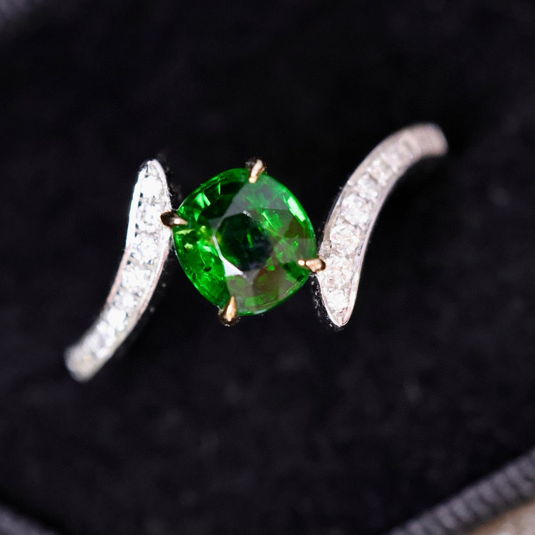 14k Gold 1.34 Ctw Vivid Green Natural Tsavorite & Diamond Ring - 2