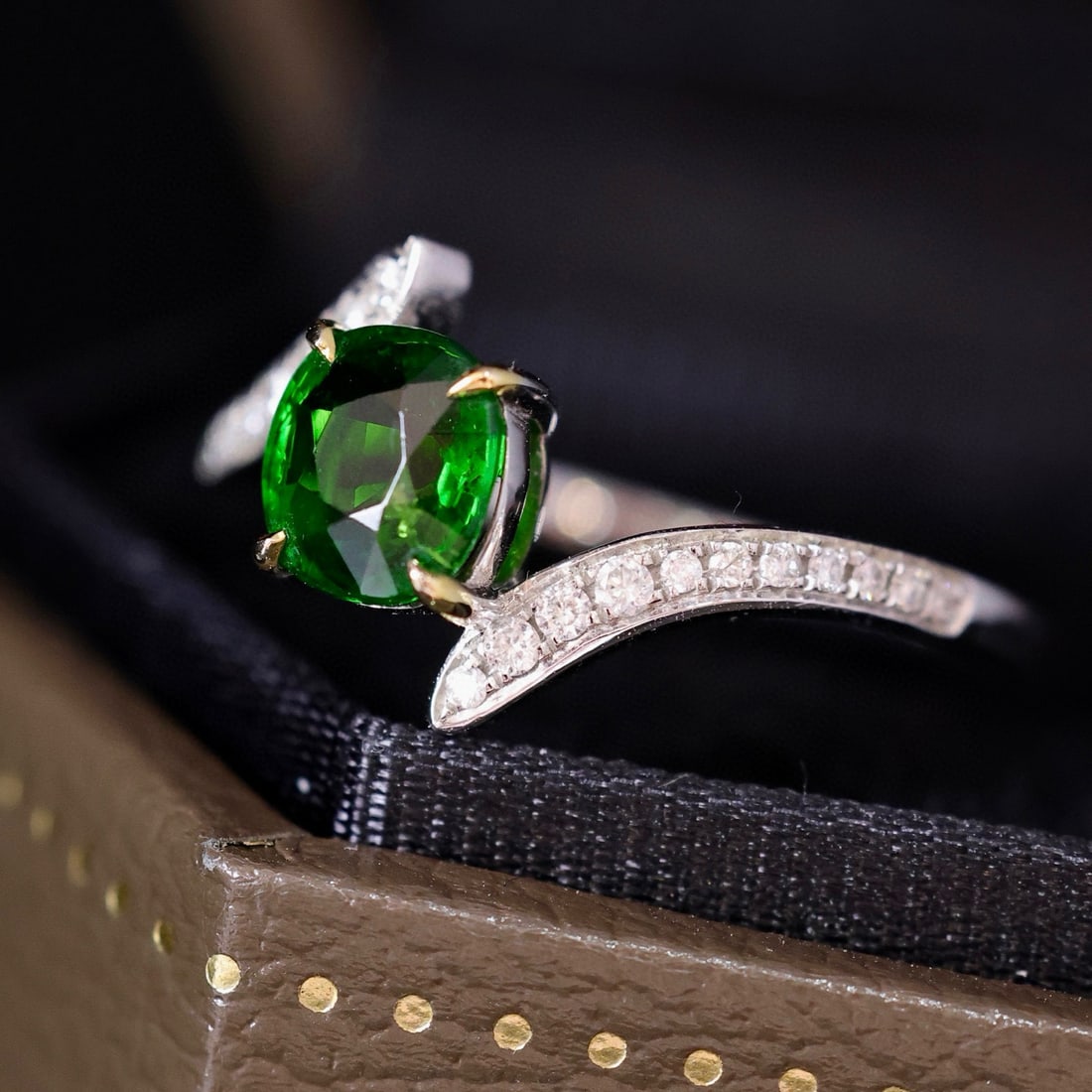 14k Gold 1.34 Ctw Vivid Green Natural Tsavorite & Diamond Ring - 3