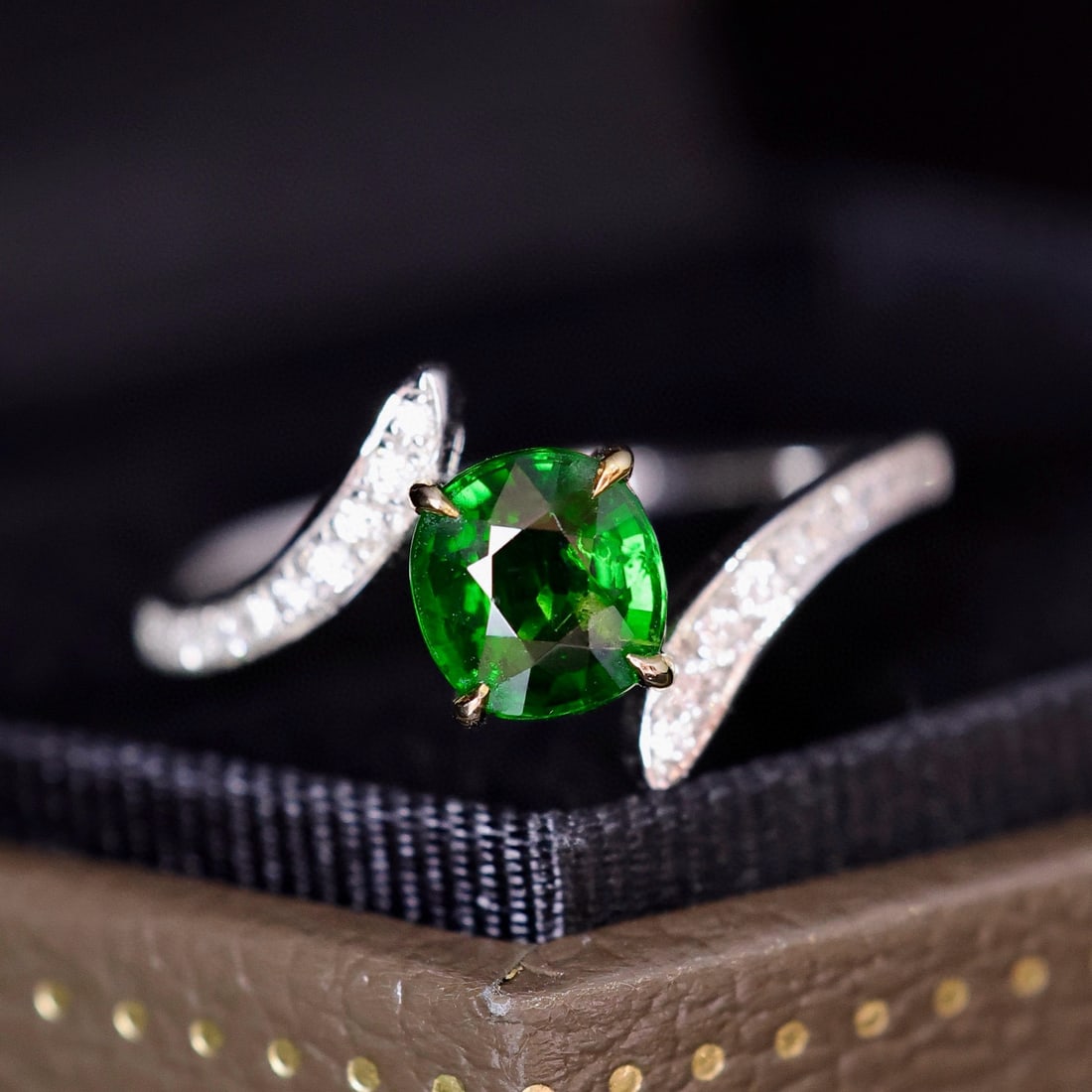 14k Gold 1.34 Ctw Vivid Green Natural Tsavorite & Diamond Ring - 4
