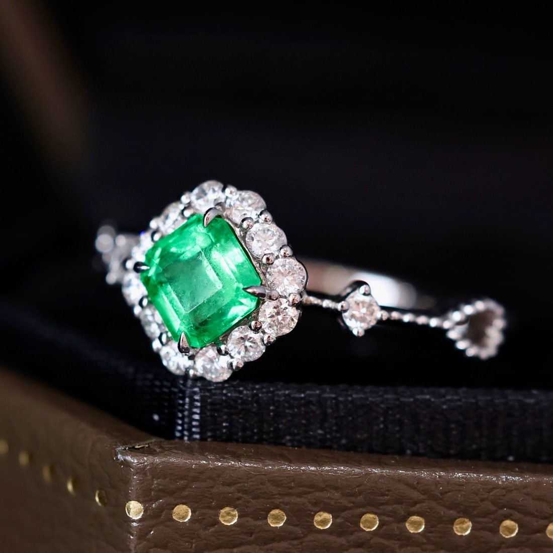 14k Gold 1.00 Ctw Vivid Green Natural Emerald & Diamond Ring - 3