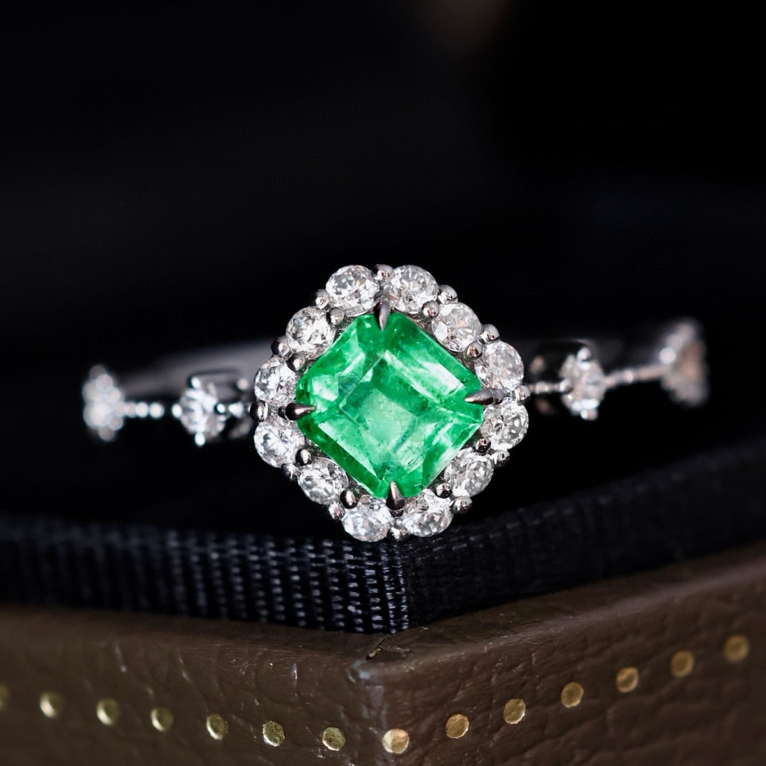 14k Gold 1.00 Ctw Vivid Green Natural Emerald & Diamond Ring - 4